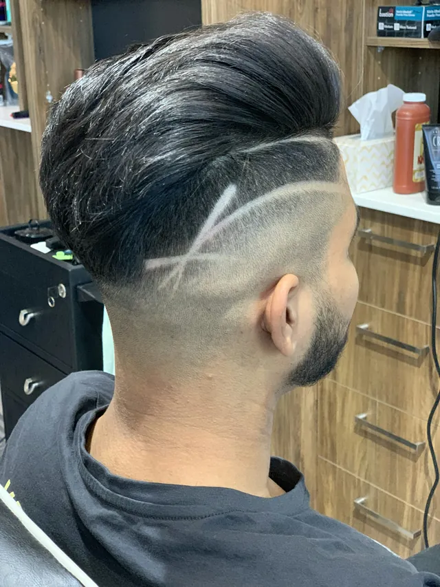 Undercut dengan garis motif di sisi kepala