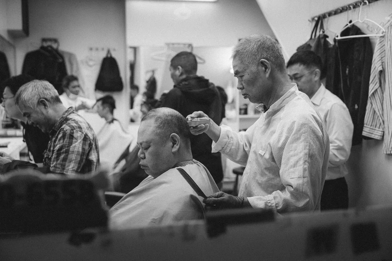 Suasana barbershop yang ramai dengan beberapa kapster bekerja